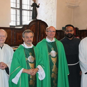 Minoritenpatres in Mariahilf 2020 / Foto: Christa Wiener-Pucher v.l.n.r.: P. Clemens Breineder OFMConv., P. Tomasz Zegan OFMConv, P. Valentin Solomon OFMConv., P. Joel Koyikkara OFMConv., P. Petru Farcaș OFMConv.