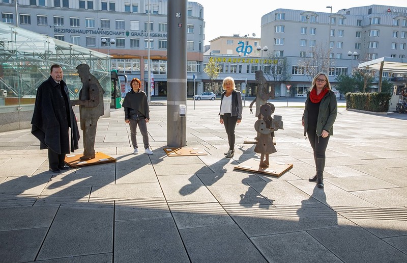 SONNTAGSBLATT Ausstellung zur Kluft zwischen Reich und Arm am Grazer Hauptbahnhof.