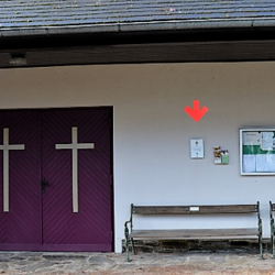 Montageort der Tafel - siehe roter Pfeil